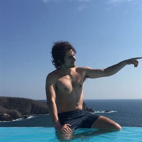 Dario Yazbek Bernal sin camiseta en la piscina Las fotos más sexys de Dario Yazbek Bernal el
