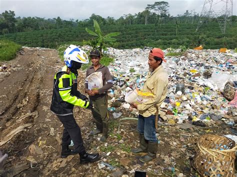 Sasar Lokasi TPA Sampah Nangkaleah Polres Tasikmalaya Sebar Paket Sembako