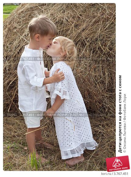 Дети целуются на фоне стога с сеном Купить фото № 3767451 Фотограф Оксана Лычева Фотобанк Лори