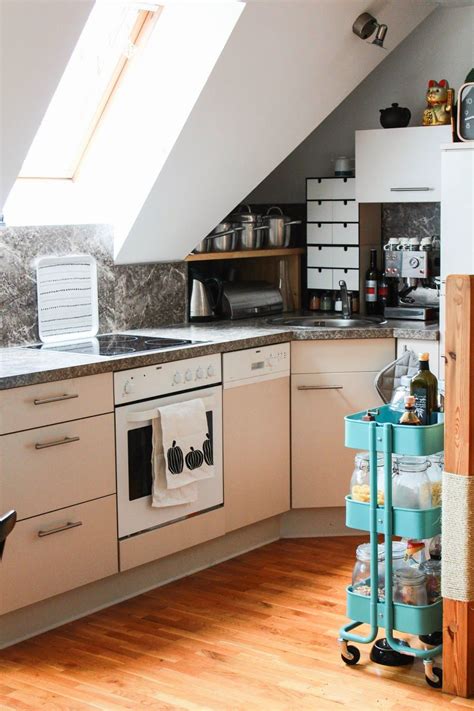 Eine dachwohnung mit schräge wirkt urig und bietet oft eine schöne aussicht. Kleine Küche mit Schrägen und auch kaum Oberschränken ...