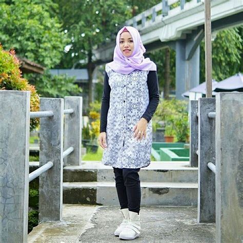 Namun kamu bisa membuatnya lebih bergaya dengan jeans oversized seperti ini. Ootd Hijab Baju Kaos Pendek - Desain Kaos Menarik