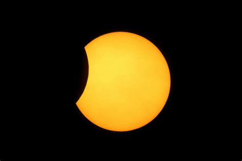 K zatmění slunce dochází tehdy, když měsíc, který je ve fázi novu, prochází mezi sluncem a zemí, přičemž měsíc úplně nebo částečně zakryje pozemskému pozorovateli výhled na sluneční kotouč. Částečné zatmění Slunce 01.08.2008