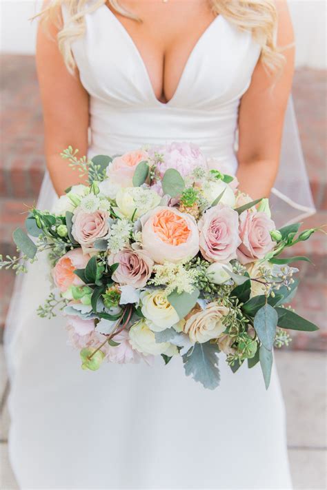 Spring Wedding Bouquets That Are Insanely Stunning Brides Peonies Wedding Decoration Spring