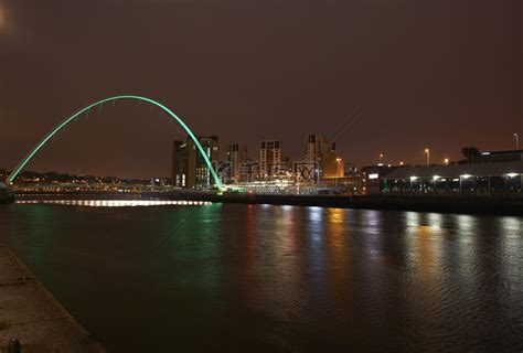 英国泰恩河畔纽卡斯尔的千年桥夜景高清摄影大图 千库网