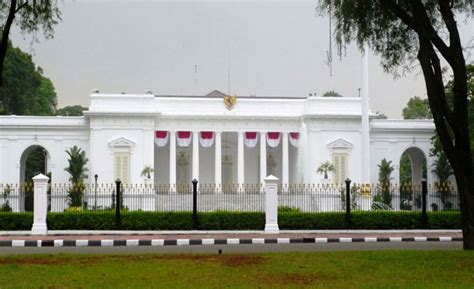 Istana negara is situated 220 metres north of istana merdeka. Indonesia Dalam Cerita Istana Merdeka, Dua Jendela Raksasa ...