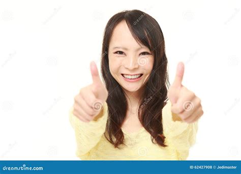la mujer japonesa joven con los pulgares sube gesto foto de archivo imagen de pelo amarillo