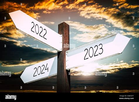 2022 2023 2024 Concept Panneau Avec Trois Flèches Photo Stock Alamy