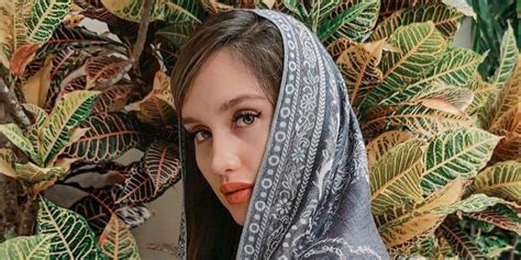 Cinta Laura Tampil Bold Dengan Hijab Merah Cantik Banget Id