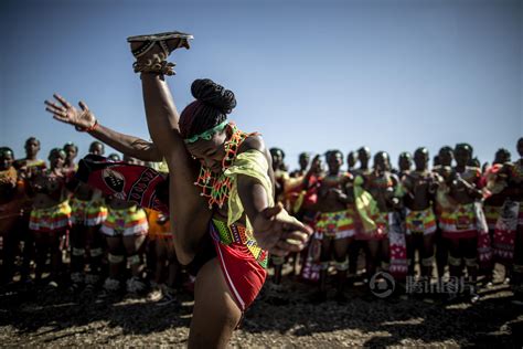 南非“芦苇节” 白化女孩引人注目 高清组图 国际观察 倍可亲