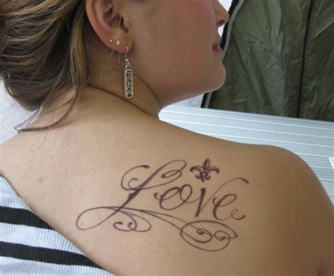 Or how a tribal design could cover your chest, shoulder, and neck, ending at your jawline. Looking Hot With Shoulder Tattoo Designs | YusraBlog.com