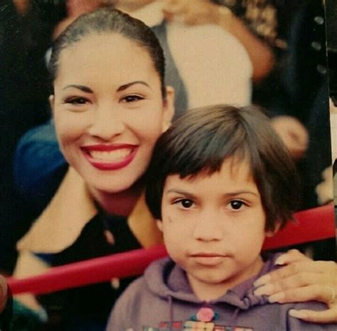 Selena With A Young Fan At The Opening Of Her San Antonio Boutique Selena Quintanilla Selena