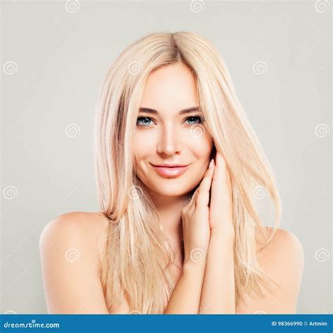 schöne lächelnde frau mit dem blonden haar blondie mode modell stockfoto bild von obacht
