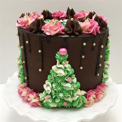 One of the most common and versatile cake toppings and fillings, buttercream actually covers a fairly wide array of different cake toppings. Christmas Cake Designs 2020 Boiled Icing : Gingerbread ...