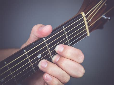 Hier bei piano chords & scales lernst du einfach und verständlich den zusammenhang zwischen akkorden und tonleitern. Gitarrengriffe für Anfänger - gitarrenakkorde.org