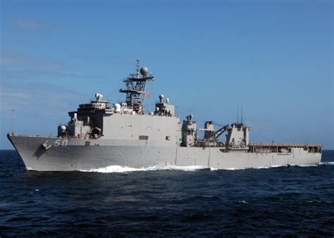 File:US Navy 071007-N-4014G-055 Dock landing ship USS Carter Hall (LSD ...