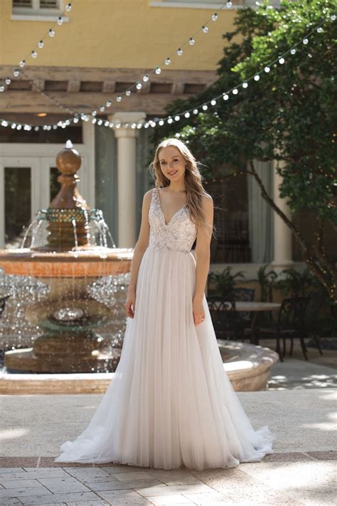 I fell in love with the dress form, the sequins covering it, the long train, the delicate intricacies of the top, and the overall fit of the dress. Brautkleid mit Strass, V-Ausschnitt und Tüllrock von ...