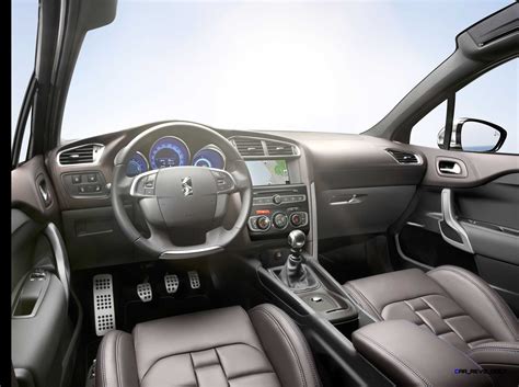 La marque haut de gamme française met l'accent sur les équipements. 2016 Citroen DS4 and DS4 Crossback