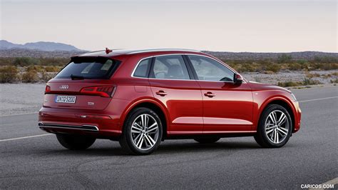 A key hole is visible at the back of the driver's door handle and the q5 also uses an older style back up start process. 2018 Audi Q5 (Color: Garnet Red) - Side | HD Wallpaper #12