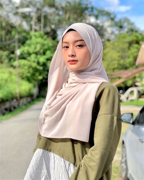 Photo By Malaysia S Best Hijab Brand On January 29 2021 May Be A Closeup Of 1 Person Standing