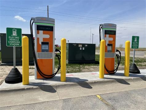 The Worlds Largest Truckstop Installs Ev Charging Stations To Meet