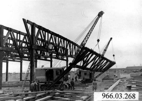 Érection De La Charpente à Chevrons Du Premier Hangar De Lepm No 15