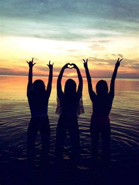 3 Copines Dans La Mer Sur Un Coucher De Soleil Summer Bff Pics