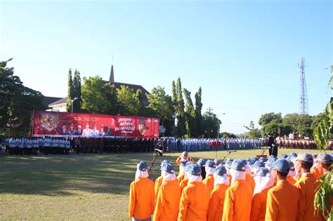 Pada tahun 1970, pemerintah orde baru melalui komando pemulihan keamanan dan ketertiban (kopkamtib) melarang peringatan 1 juni sebagai hari lahir pancasila. Peringatan Hari Lahir Pancasila di Wonogiri, Singgung Soal ...