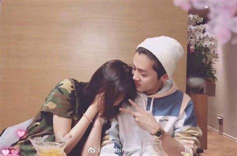 Luhan made a public announcing on weibo introducing his girlfriend guan xiao tong! Luhan - Guan Xiaotong received the marriage certificate ...