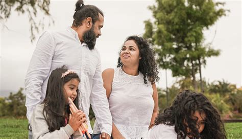 indische familie genießt tag im freien im stadtpark hindu eltern und kinder lieben stockfoto und