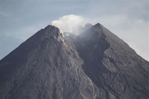 Simak penjelasan terlengkapnnya di bawah ini. Gunung Merapi Meletus Dua Kali Pagi Ini | Republika Online
