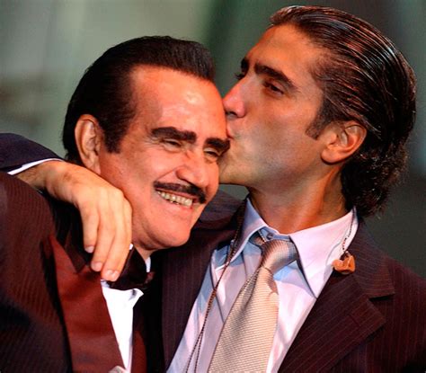 Es una película con humor o que intenta provocar la risa de la audiencia. Vicente Fernández a su 'Potrillo':'No puedo sentirme más honrado de ser tu padre' - Foto