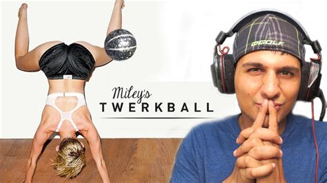 Miley Cyrus Twerking A Wrecking Ball Youtube
