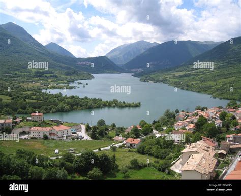 Il Lago Di Barrea Abruzzo Italia Foto Stock Alamy