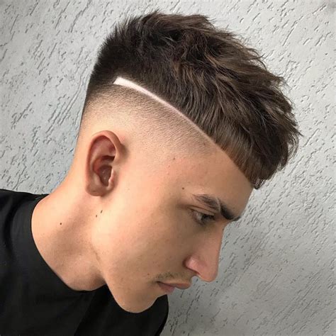 These haircuts exhibit the creativity, professional barbers have, and it is because of them that innovative, cool men hairstyles have become so popular. 15 Short Haircuts For Guys: Totally Cool Styles For 2020
