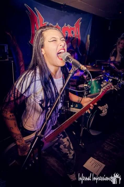 Fernanda Lira Bajista Y Vocalista De Nervosa Heavy Metal Girl Hair Metal Bands Female Musicians