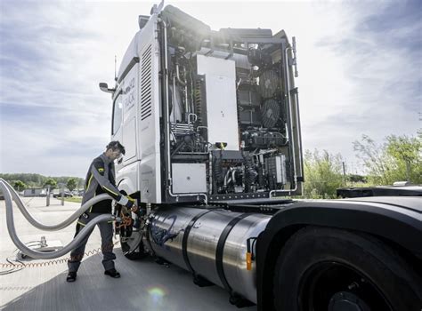 Daimler Truck Tests Mercedes Benz Genh Truck Prototype With Liquid