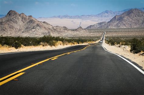 무료 이미지 경치 자연 하늘 거리 차 사막 운전 늙은 산맥 국가 아스팔트 휴가 교통 파노라마의 기호