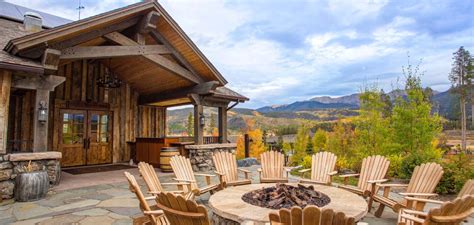 From hiking to fishing, and snowmobiling to wildlife viewing, there is truly something for everyone at this private getaway. Lodges | Devil's Thumb Ranch