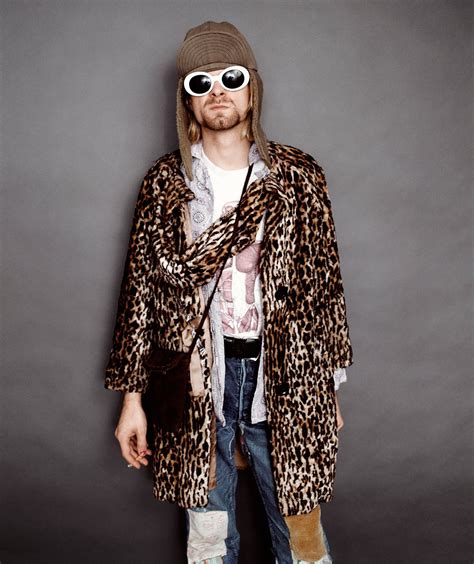 Converse, chaquetas de lana, vaqueros rotos, camisetas de rayas y las prendas dos tallas más anchas han hecho del estilo del líder de nirvana una moda atemporal. Kurt Cobain and the Legacy of Grunge in Fashion — Vogue