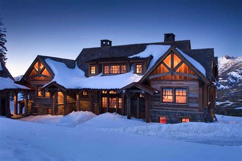 Rustic Mountain Retreat In Big Sky Resembles An Old Lodge Dream House