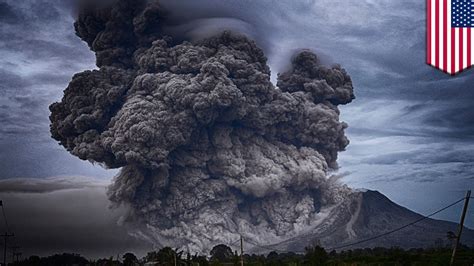 Hawaii Volcano Erupts Sending Ash 30000 Feet Into The Sky Tomonews