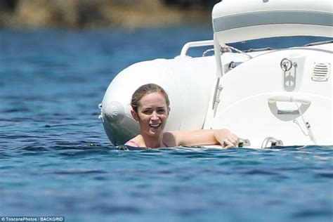 Emily Blunt And John Krasinski Enjoy Boat Day In Italy Daily Mail Online