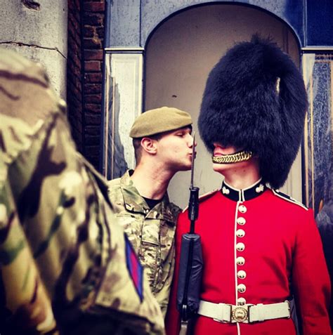 Pin By Kürşad L On Unİforms Queens Guard British Soldier Grenadier