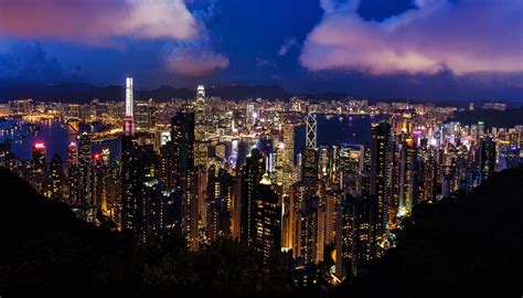Namun jangan biarkan hal itu menipu anda dengan berpikir bahwa anda tidak dapat mengagumi matahari terbenam yang indah di alam di tengah lanskap kota yang bertabur menara. Tempat Wisata di Hong Kong