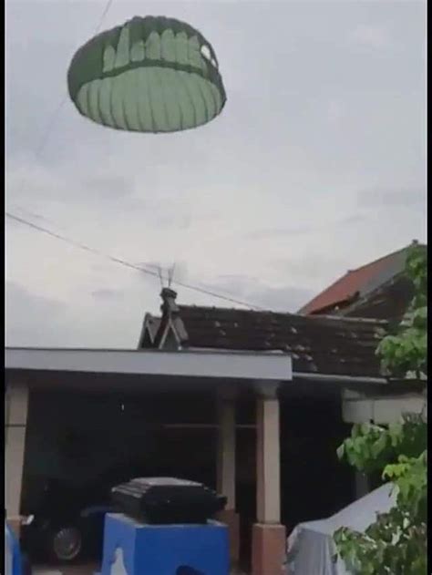 Viral Dua Penerjun Payung Nyasar Mendarat Di Rumah Warga Sidoarjo