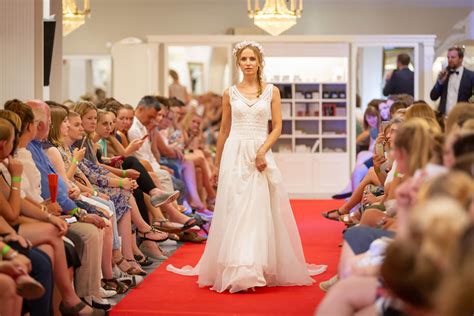 So finden sie das perfekte hochzeitskleid. Als Eventfotograf auf der Brautmodenschau bei Laue ...