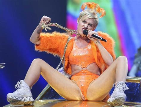 Miley Cyrus Desnuda Mostrando Sus Tetas Y Co O Filtradas Famosas