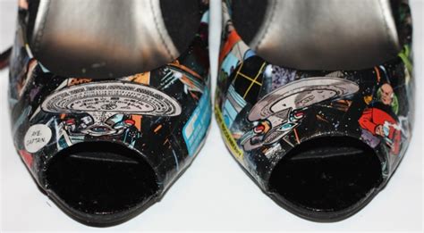 Tutorial Geek Crafts Decoupaged Comic Book Shoes