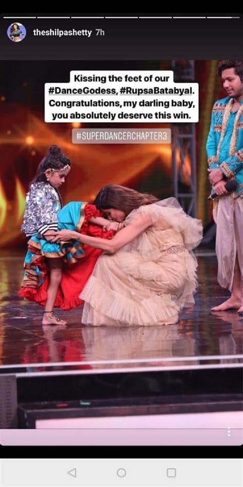 Shilpa Shetty Kisses Super Dancer 3 Winner Rupasas Feet Says She