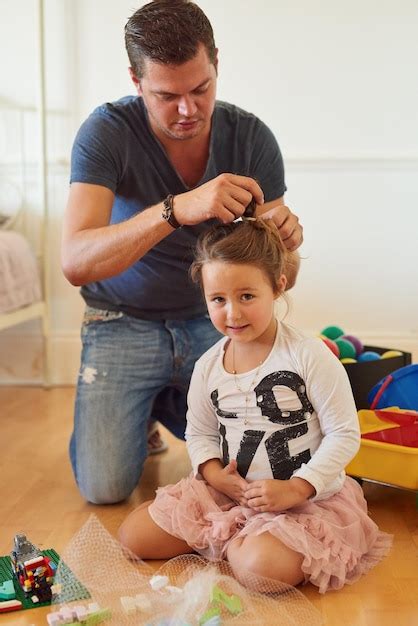 Papá Hace Los Mejores Peinados Foto De Un Padre Peinando A Su Hija En